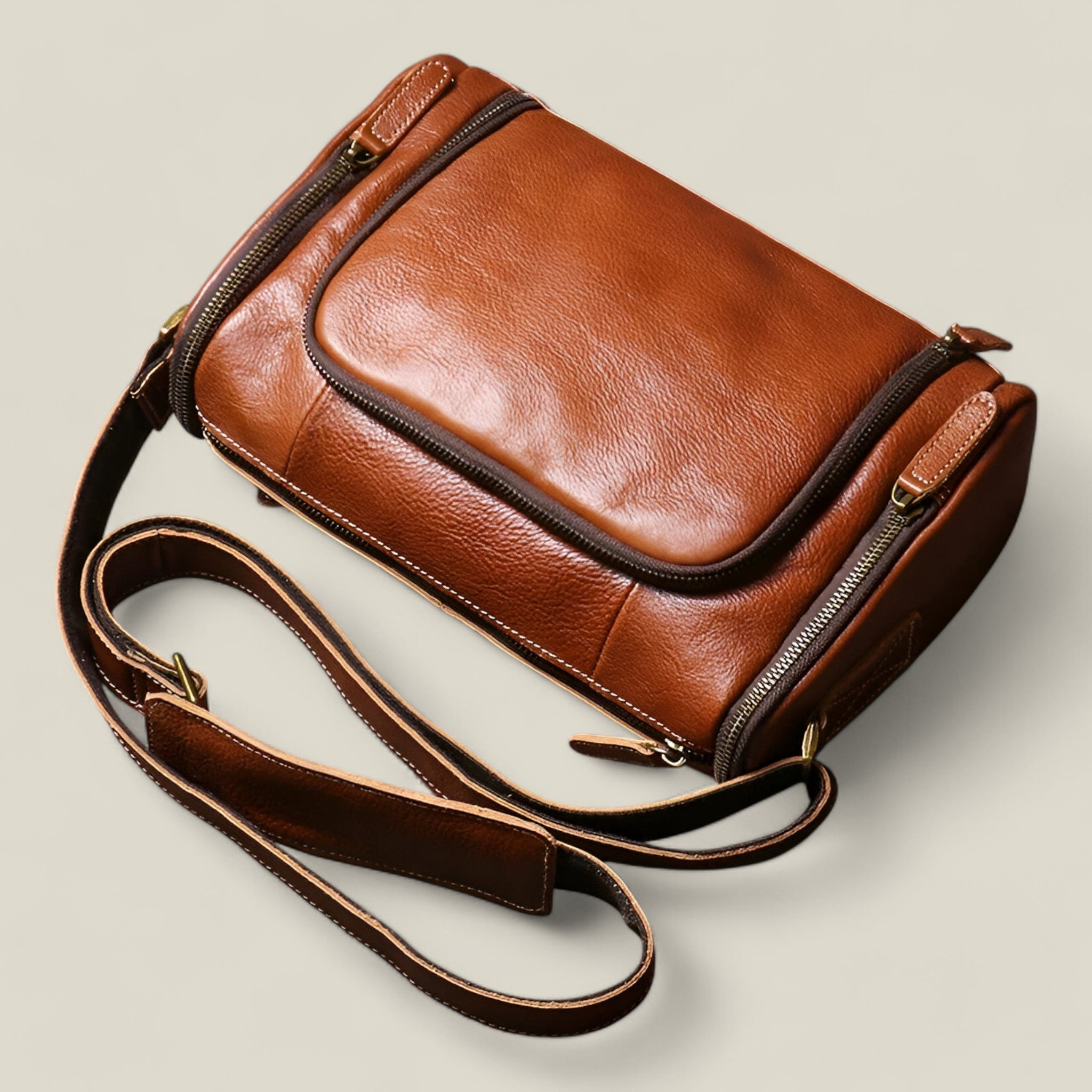 Benjamin - Classic vintage crossbody bag with compact design and timeless style