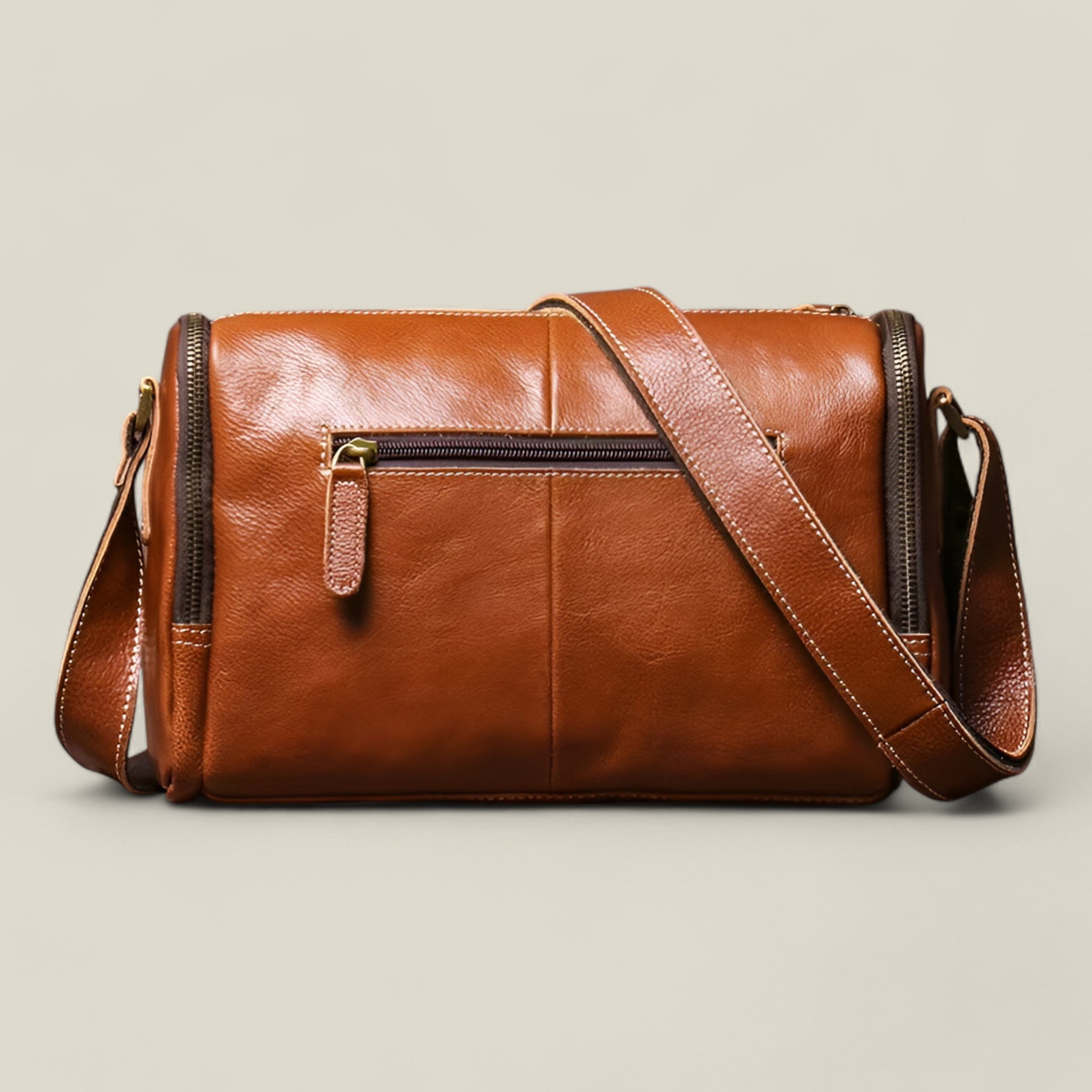Benjamin - Classic vintage crossbody bag with compact design and timeless style