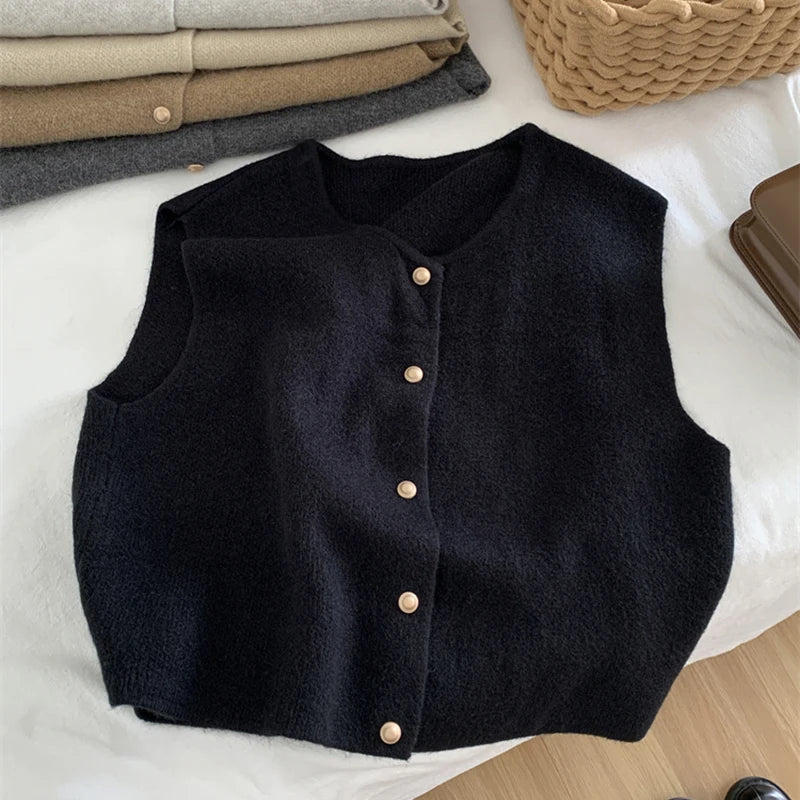 Clara - Pull sans manches avec col rond et accents de boutons