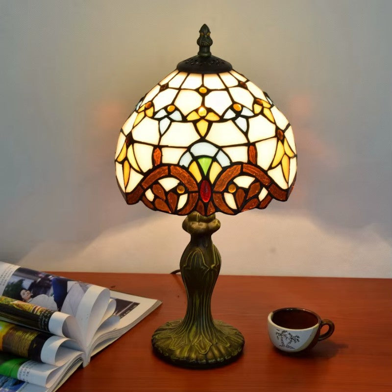 Lumora – stolní lampa ve stylu Tiffany s barevným skleněným stínidlem a dekorativním vzorem