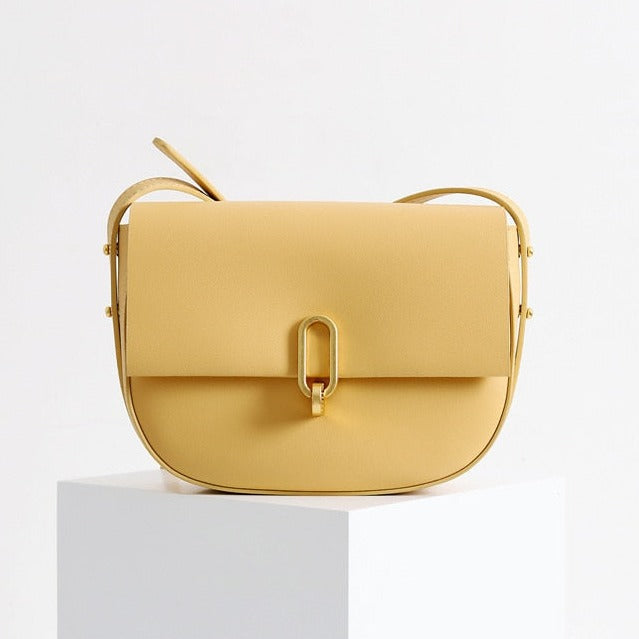 Faye - Chic handbag with flap closure and adjustable strap