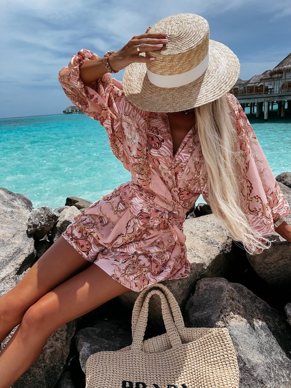 Alice - Luxurious deep V-neck dress with printed lantern sleeves
