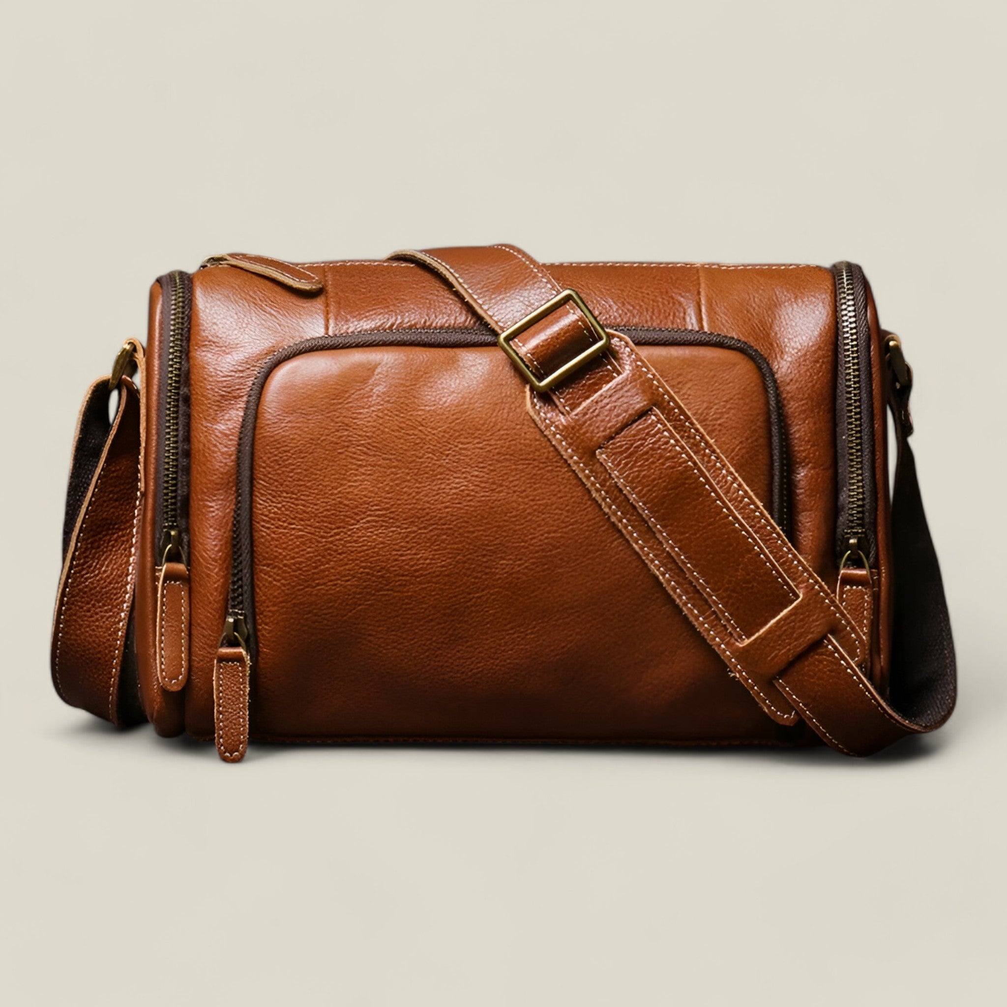 Benjamin - Classic vintage crossbody bag with compact design and timeless style