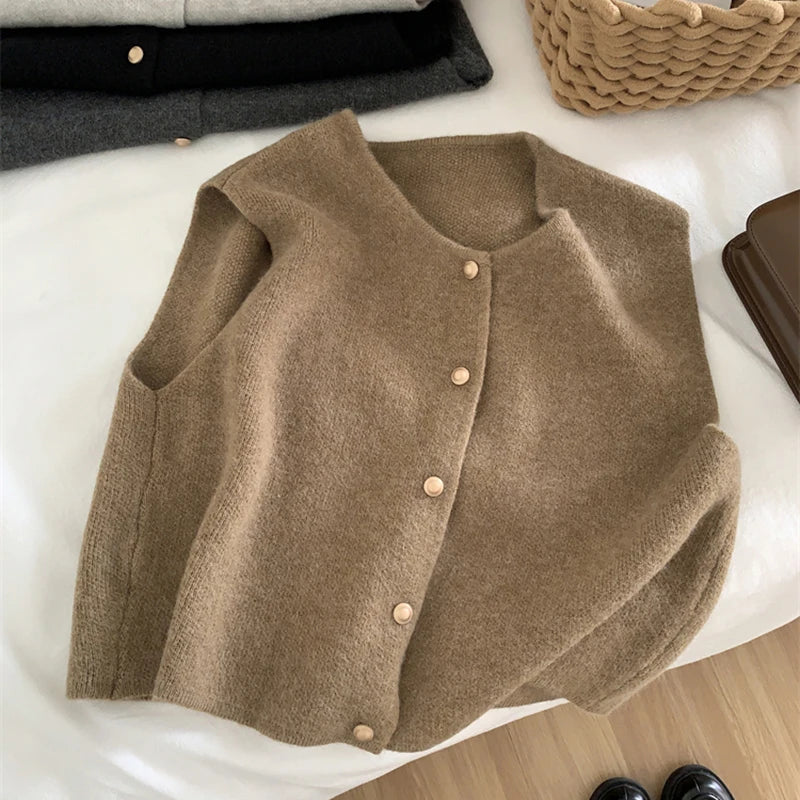 Clara - Pull sans manches avec col rond et accents de boutons