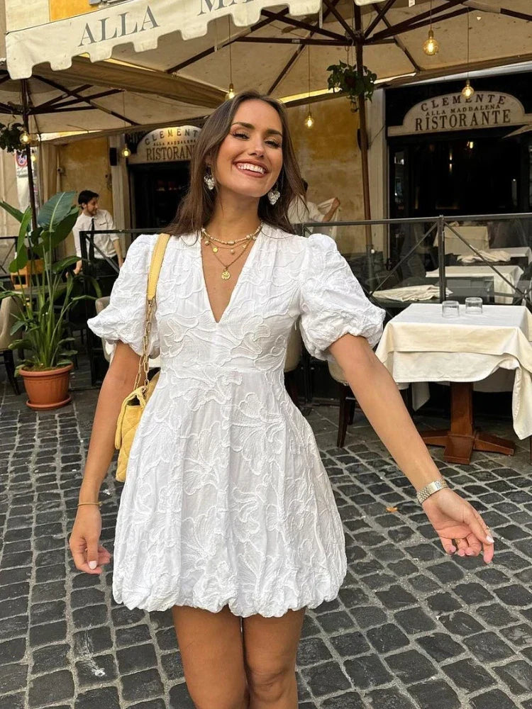 Amelia - Robe blanche élégante avec une touche chic et ludique