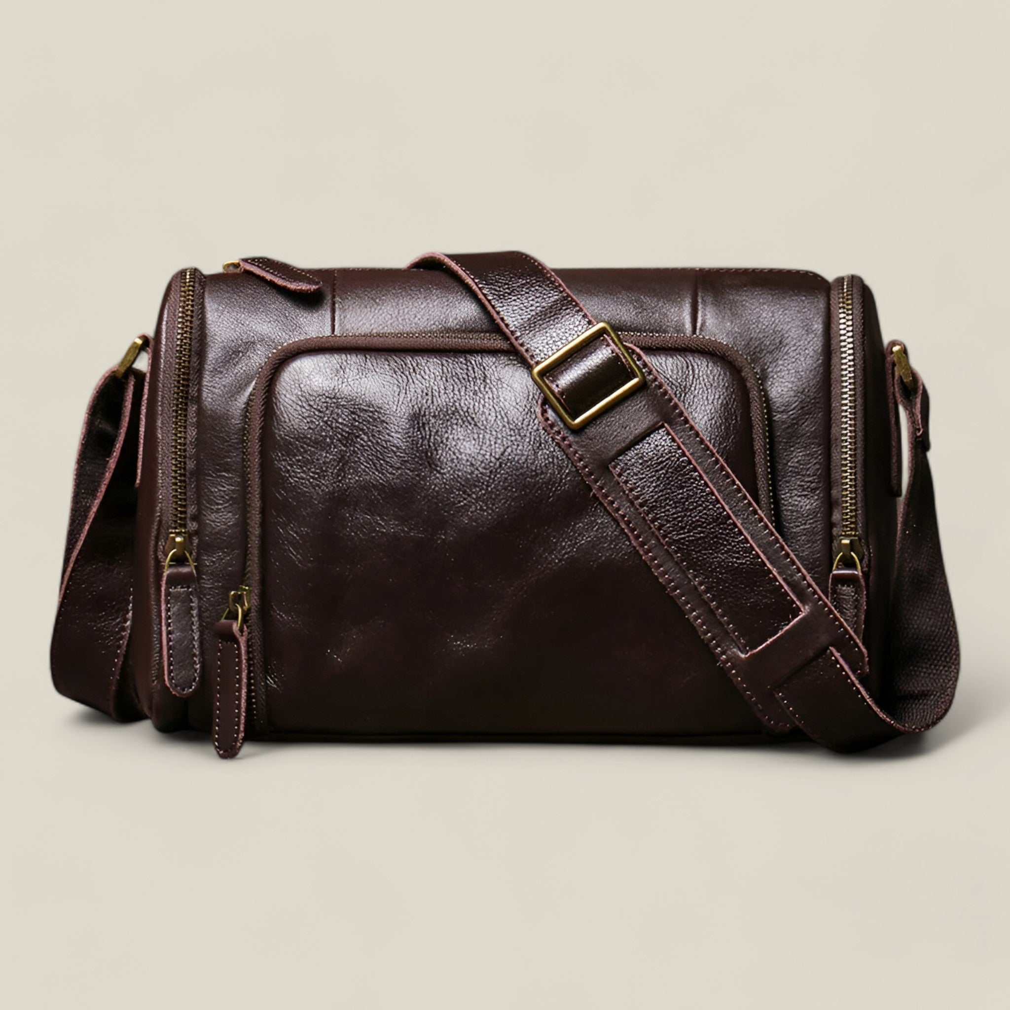 Benjamin - Classic vintage crossbody bag with compact design and timeless style