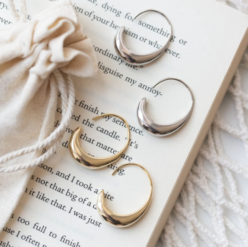 Diana - Boucles d’oreilles remarquables en forme de C avec silhouette moderne et finition douce et brillante