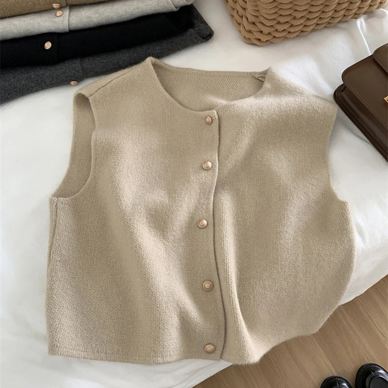 Clara - Pull sans manches avec col rond et accents de boutons