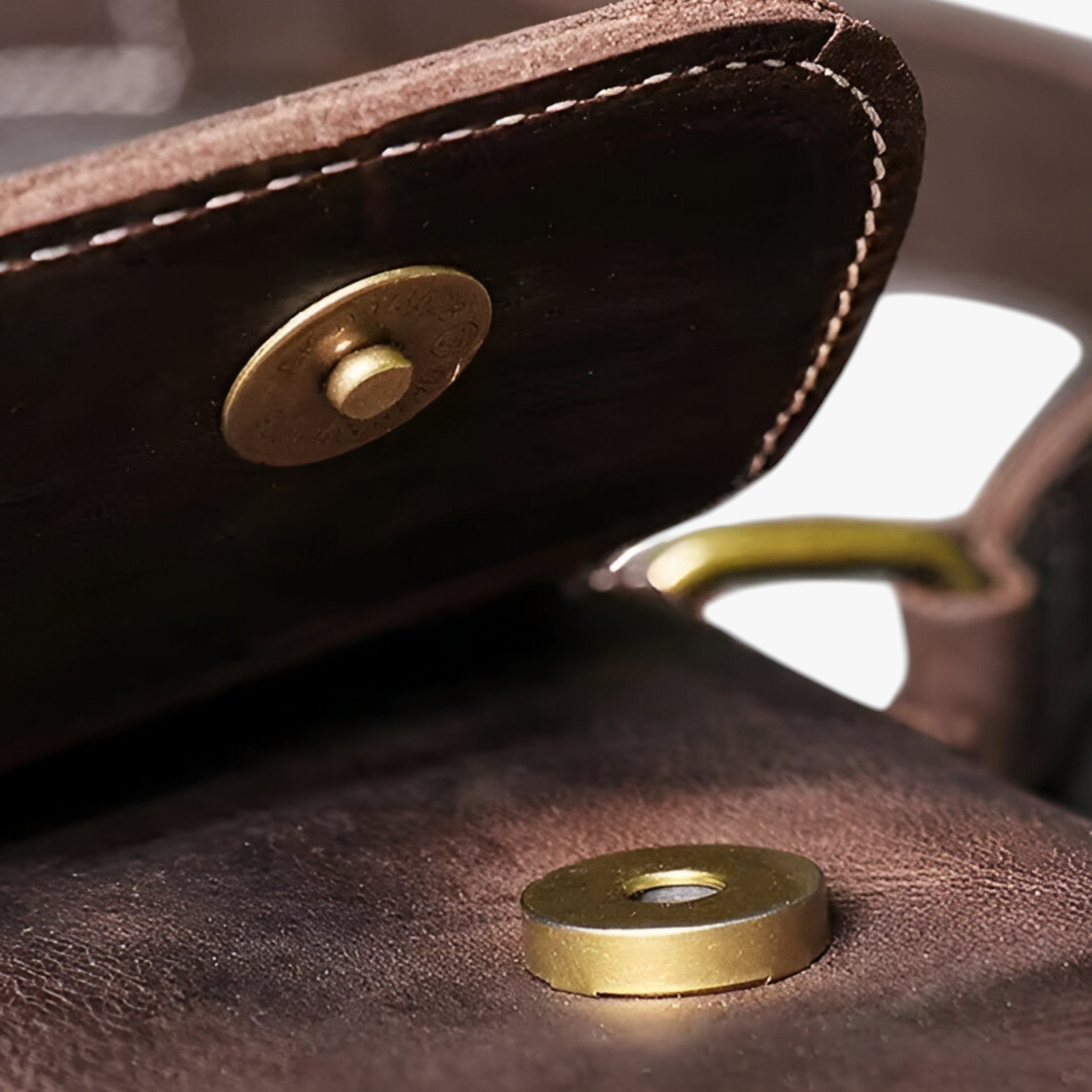 Elijah - Elegantní vintage kabelka přes rameno s prostorným interiérem a ergonomickými popruhy
