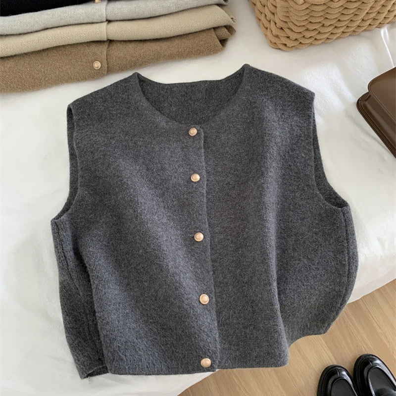 Clara - Pull sans manches avec col rond et accents de boutons