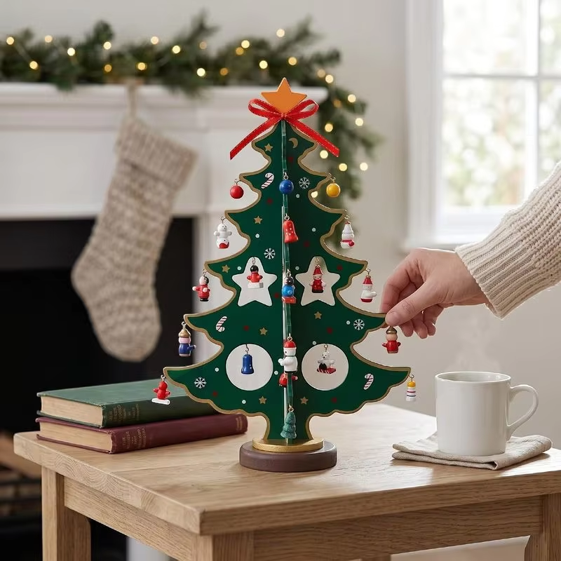 PineCharm – Calendar de Advent din lemn în formă de brad de Crăciun, cu 24 de ornamente