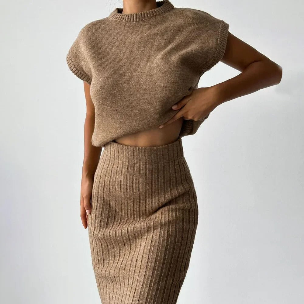 Sophia - Elegancki dzianinowy komplet z krótką bluzką i prążkowaną spódnicą midi