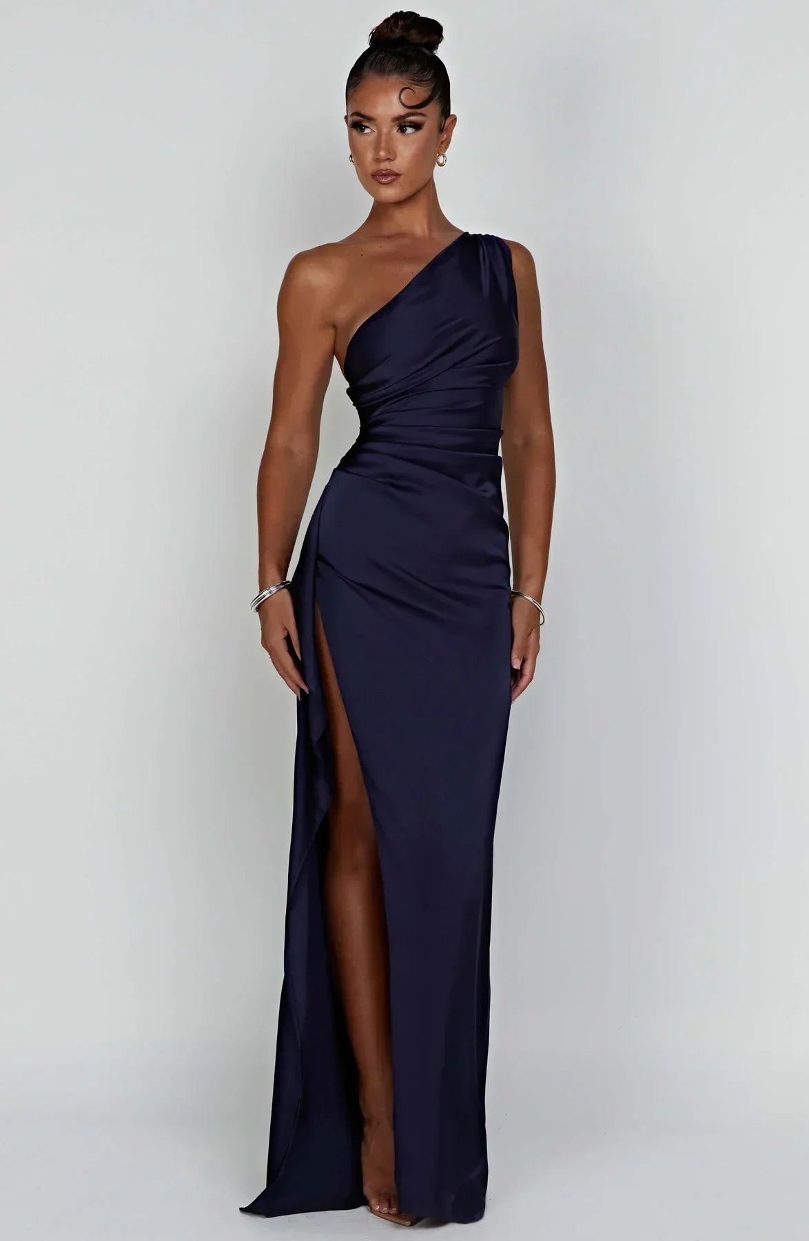 Eliana - Splendido vestito con design moderno delle spalle