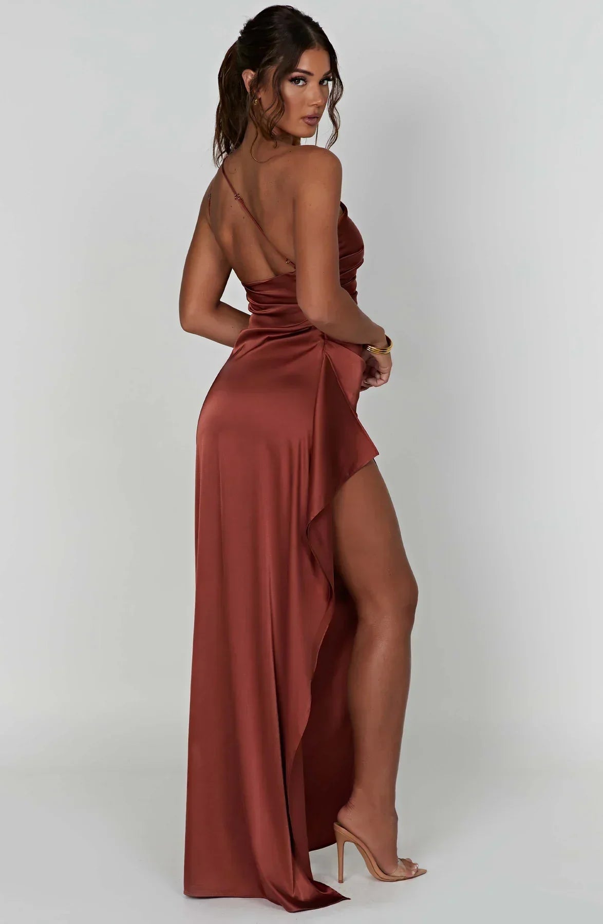 Eliana - Splendido vestito con design moderno delle spalle