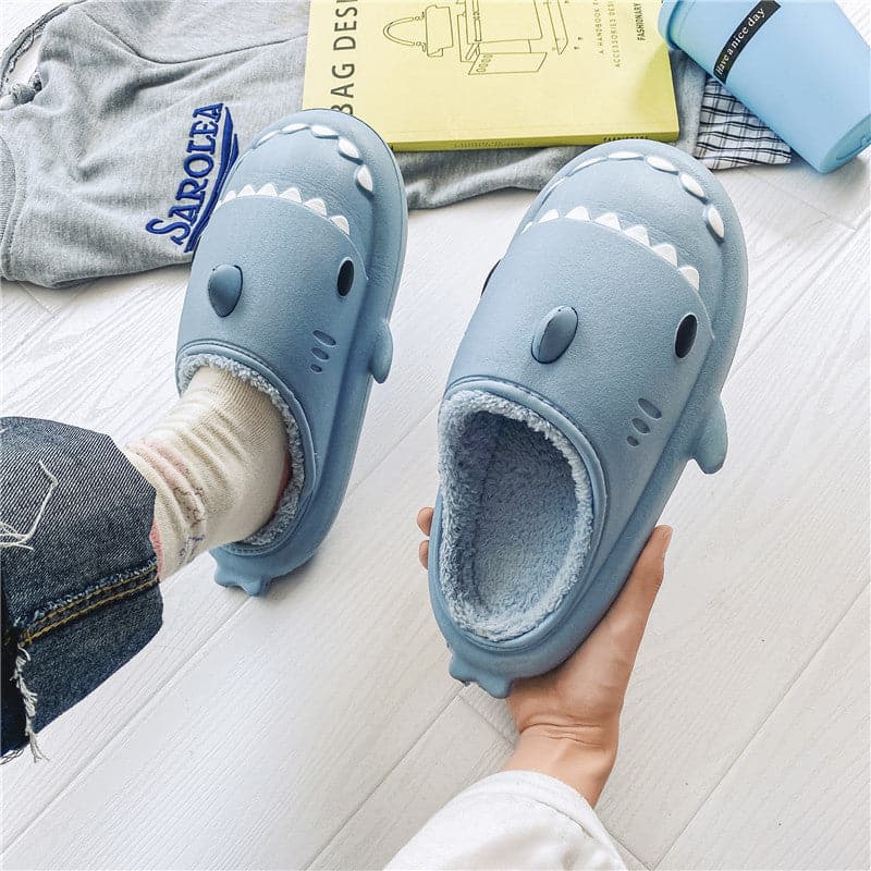 SharkHugs – Papuci slip-on cu model de rechin și talpă antiderapantă