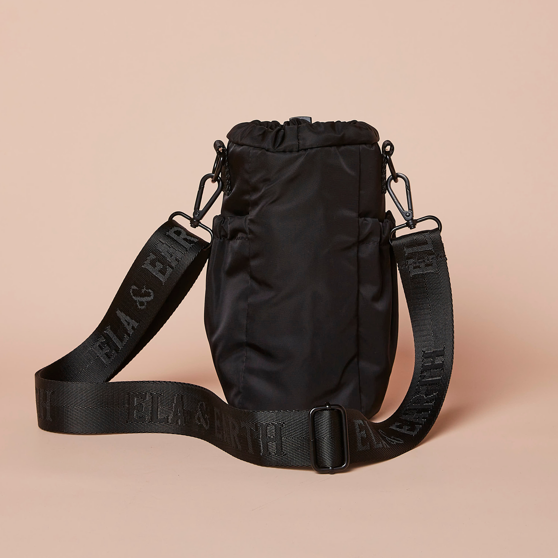 VivaCarry – Sleek portable water bottle bag with compact shape and stylish look