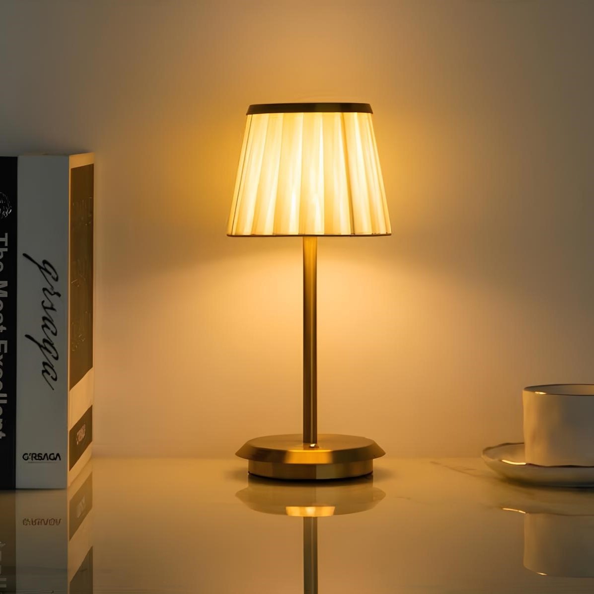 GlowWeave - LED stolní lampa s plisovaným látkovým stínidlem a železnou základnou