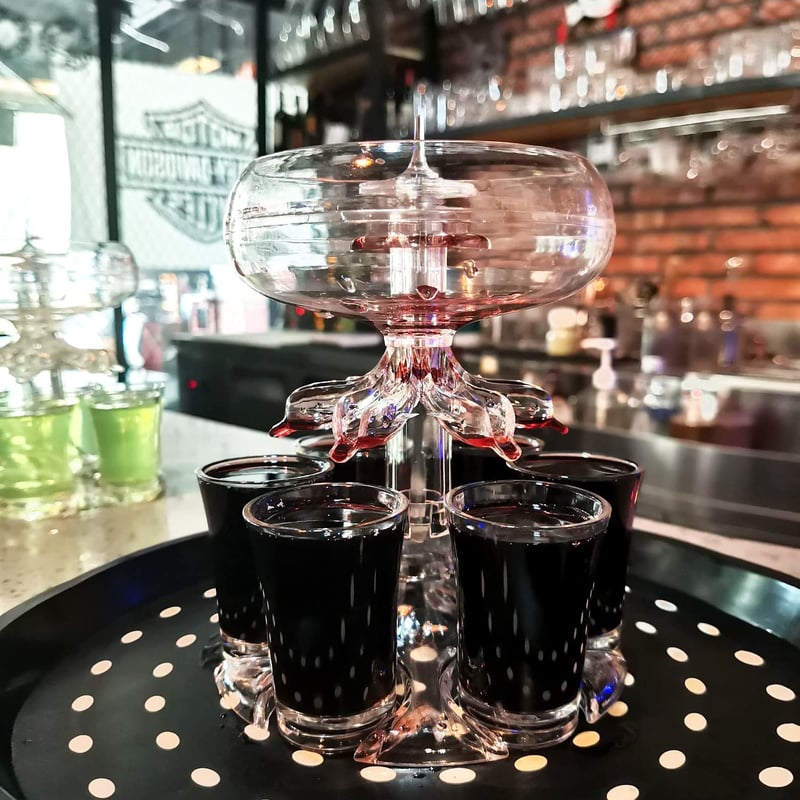 EasyDispenser - Sada vinných sklenic pro rodinná setkání s chytrým dávkovačem a elegantním designem