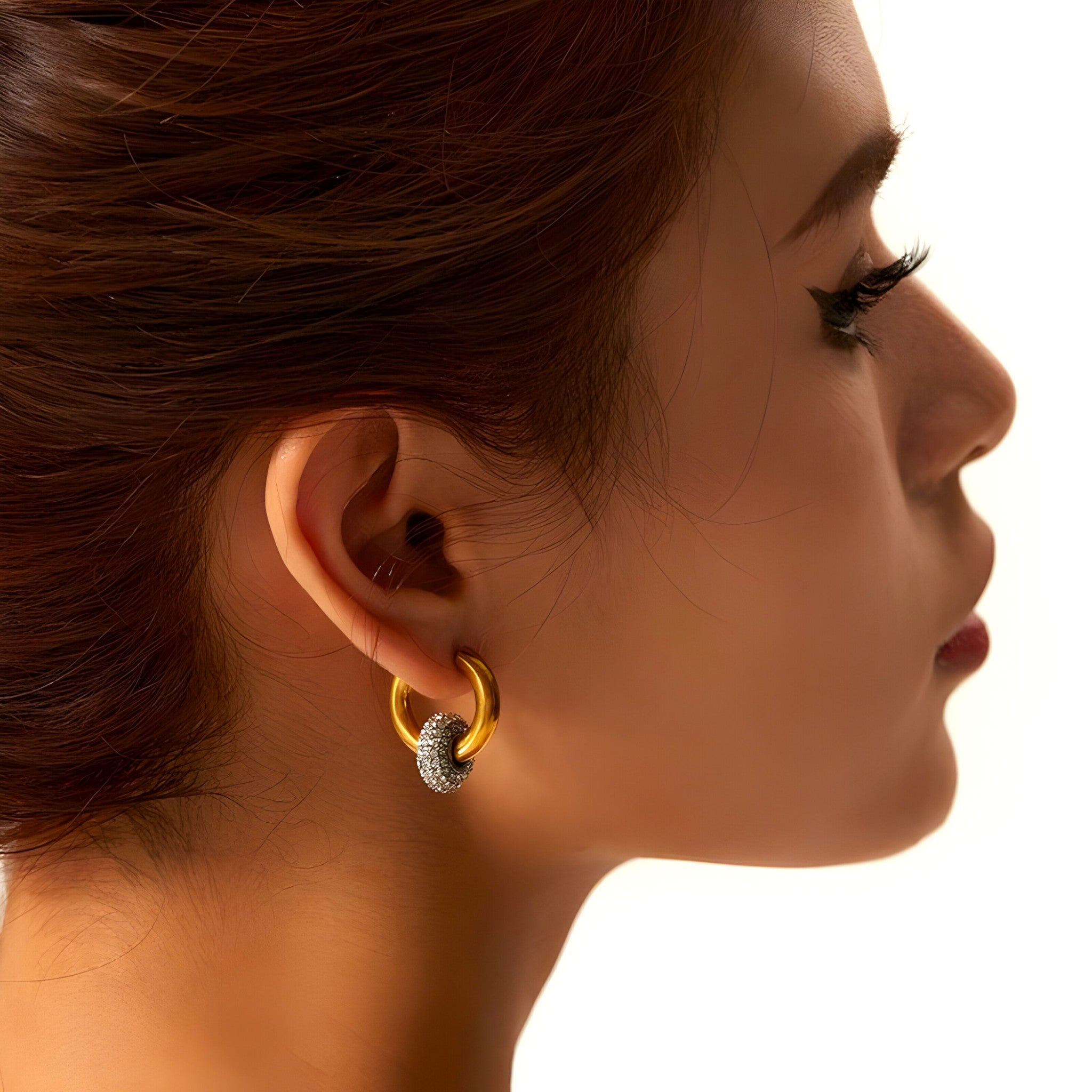 Sara – Odvážné geometrické náušnice s výraznou elegancí pro moderní a šik výrazný doplněk