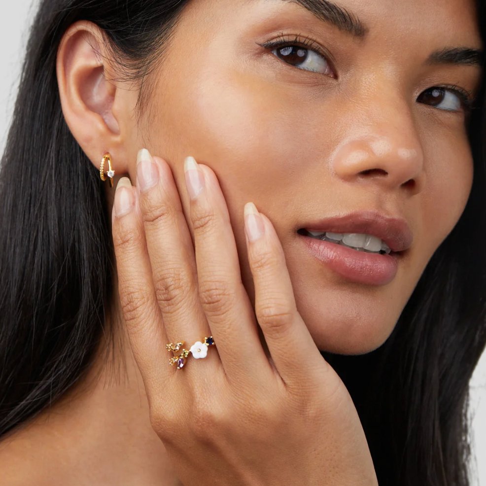 Aria - Elegant bloemmotief met zirkoniakristallen voor tijdloze verfijning