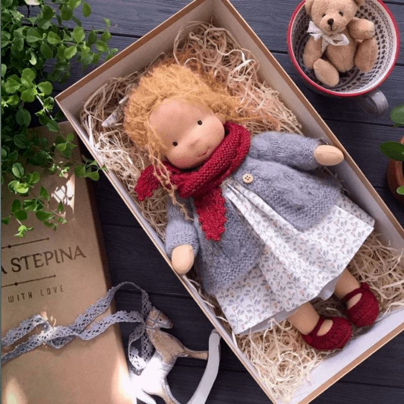 WillowCraft – Păpușă Waldorf lucrată manual, din materiale naturale și moi