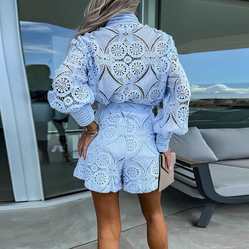 Alondra – Ensemble deux pièces avec top brodé à manches longues et short assorti