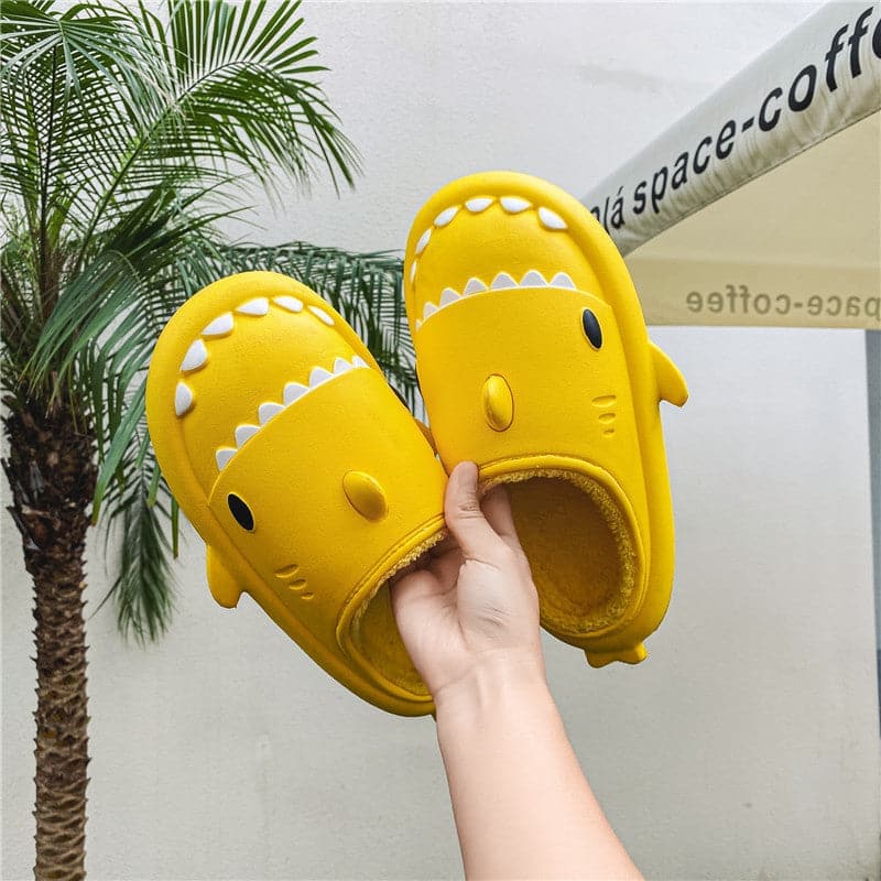SharkHugs – Papuci slip-on cu model de rechin și talpă antiderapantă