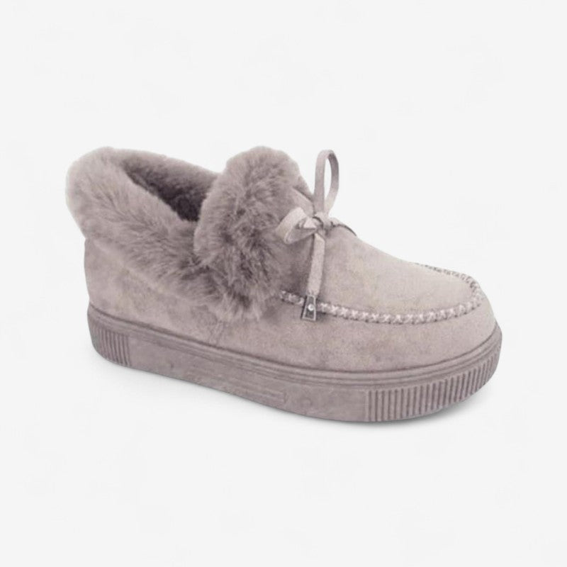 Amanda - Buty wsuwane z okrągłym noskiem, ozdobnym chwostem i wsuwanym wzorem