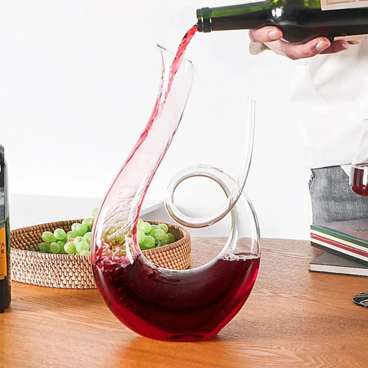 VinoCraft – Elegant swirling wine decanter with refined shape for enhanced aroma and easy serving
