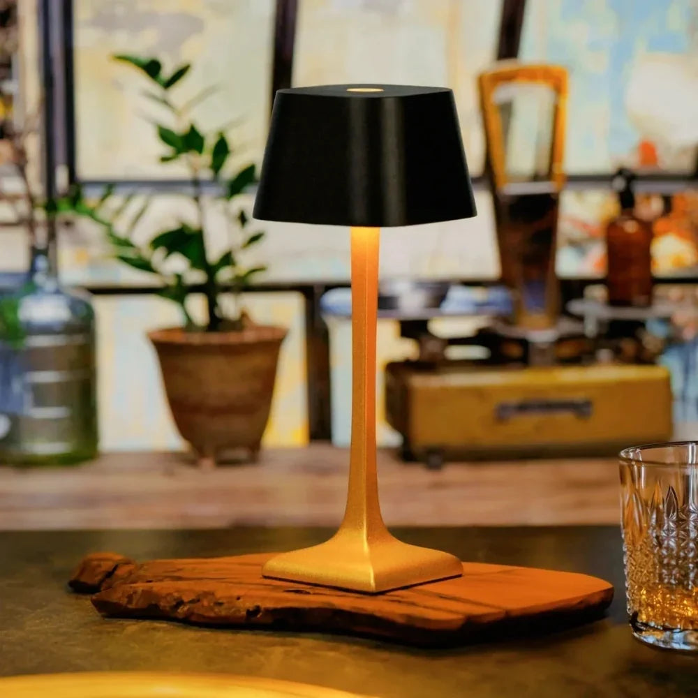 AluVera - Hliníková stolní lampa s nabíjením přes USB-C