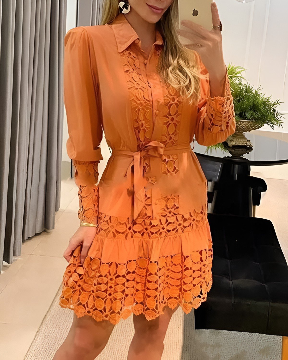 Rozi – Rochie cămașă scurtă, cu decupaje elegante și închidere cu nasturi în față