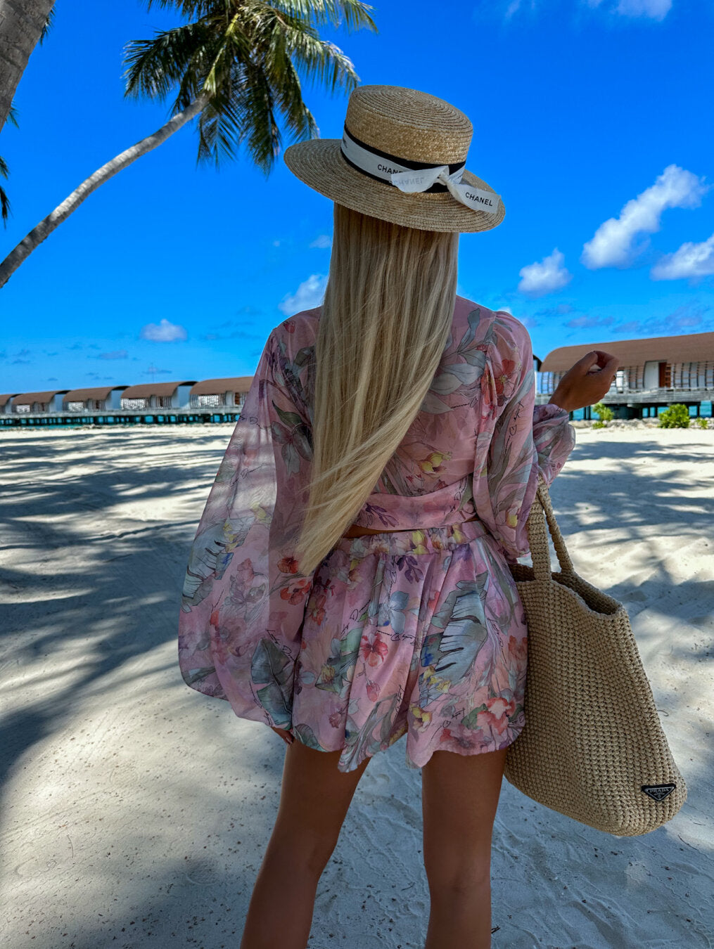 Alice - Luxurious deep V-neck dress with printed lantern sleeves
