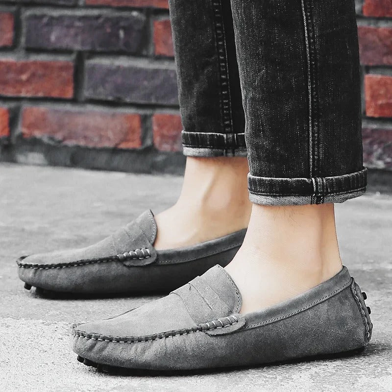 Mocassini classici da uomo in suede con design slip-on