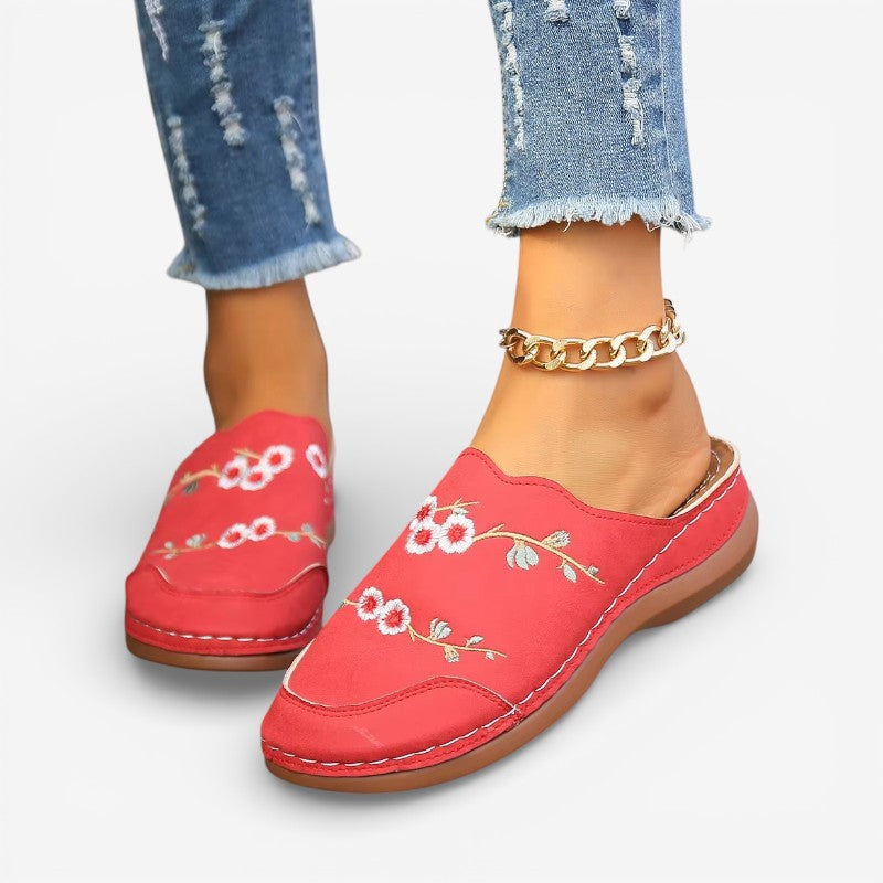 Aveline – Pantofole con stampa ricamata antiscivolo e punta tonda | Tomaia in tela confortevole con dettaglio decorativo | Leggere e stabili per l'uso quotidiano | Taglie 36–43 | Rosso, Marrone, Bianco, Nero