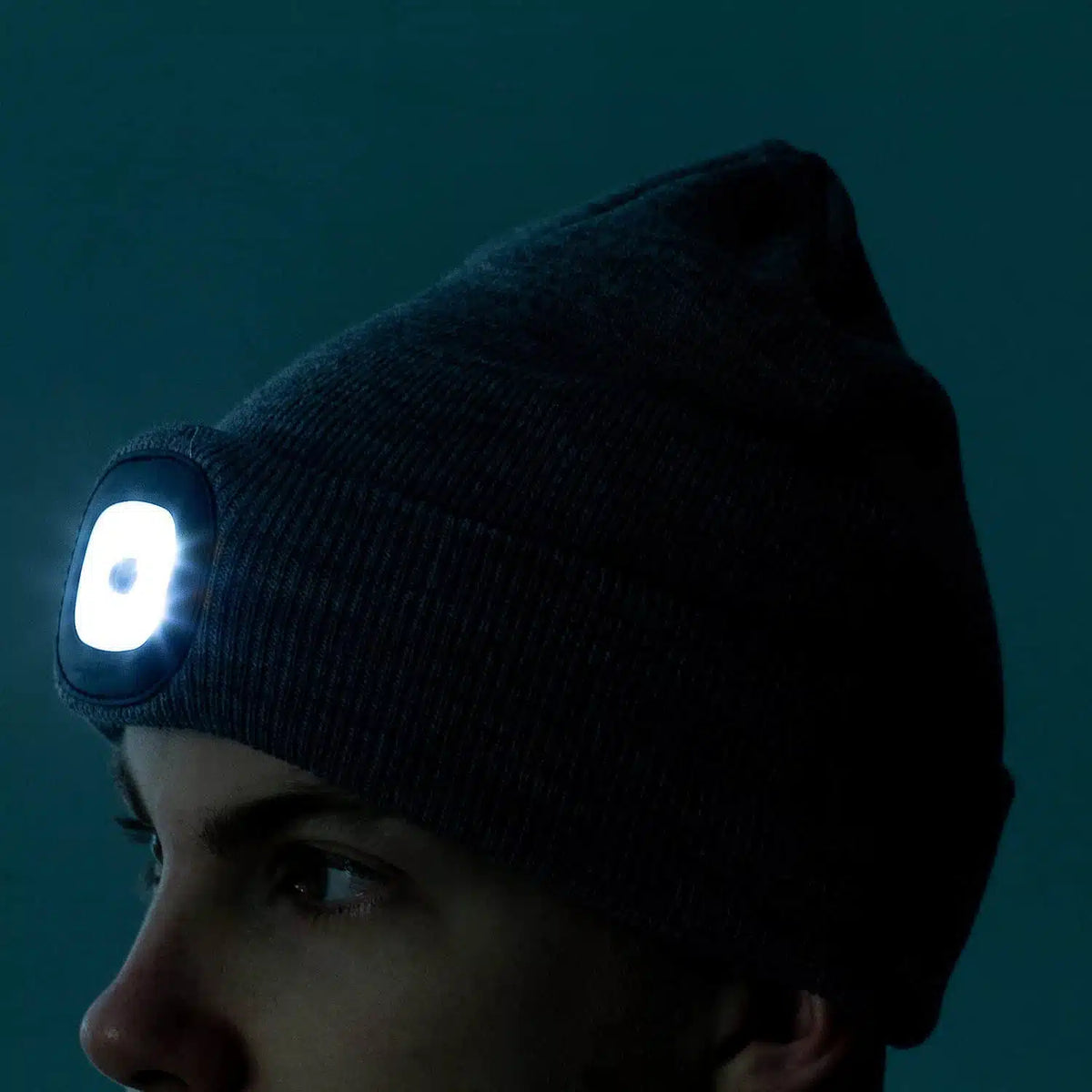 GlowThread - Kötött sapka beépített elülső LED-lámpával és USB-ről újratölthető akkumulátorral