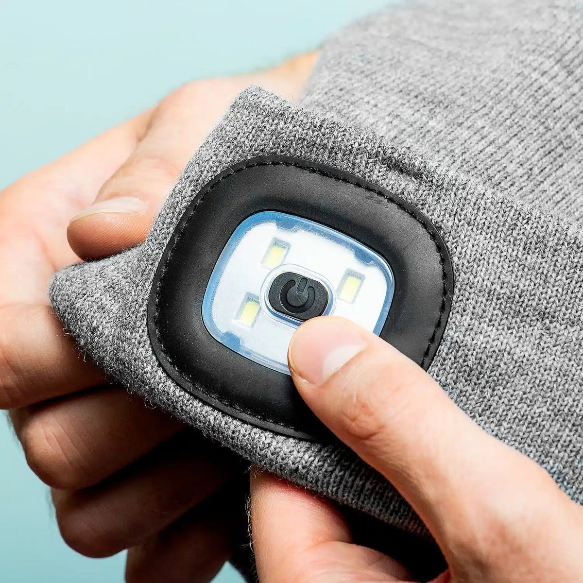 GlowThread - Kötött sapka beépített elülső LED-lámpával és USB-ről újratölthető akkumulátorral