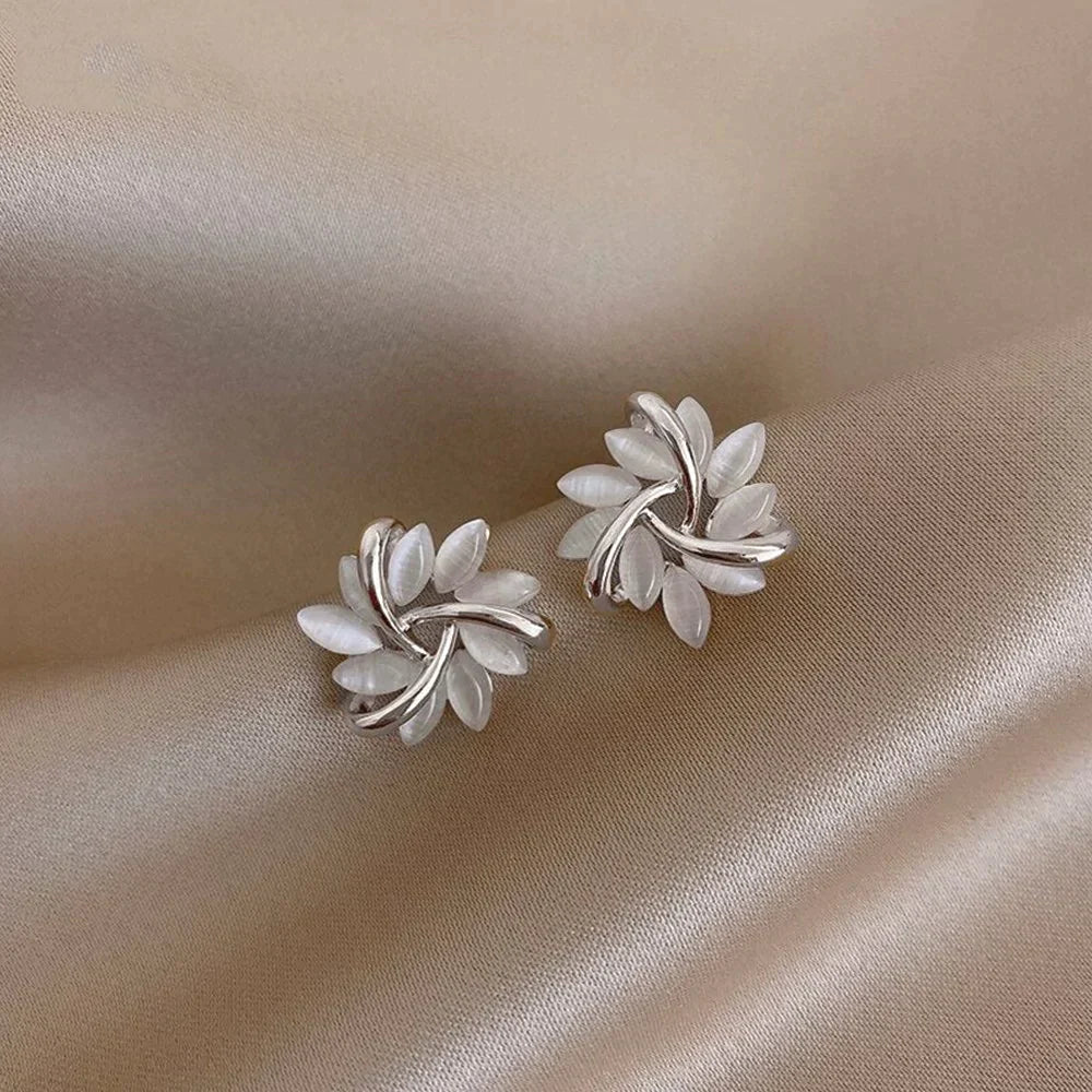 Lyra – Kvetinové náušnice s akcentmi okvetných lístkov a elegantnými detailmi