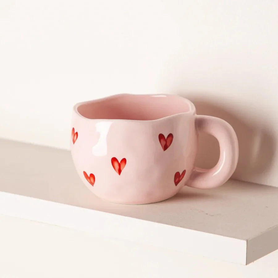 HeartMug - Hrnček v tvare srdca navrhnutý pre lásku a pohodlie
