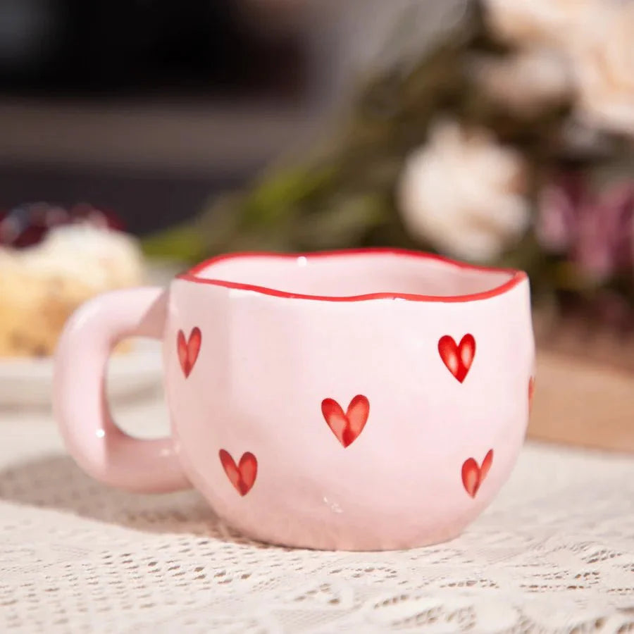 HeartMug - Hrnček v tvare srdca navrhnutý pre lásku a pohodlie