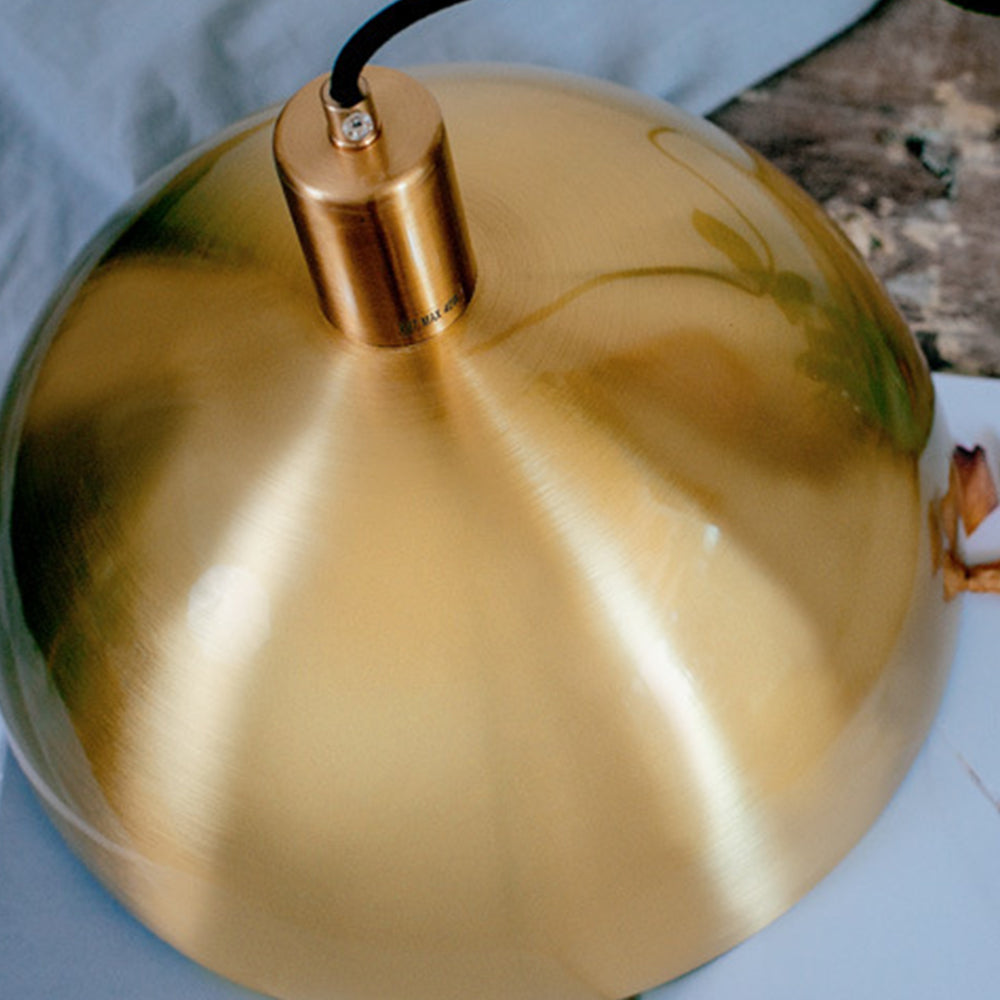 GoldenAura - Elegantní zlaté závěsné svítidlo pro rafinované interiéry