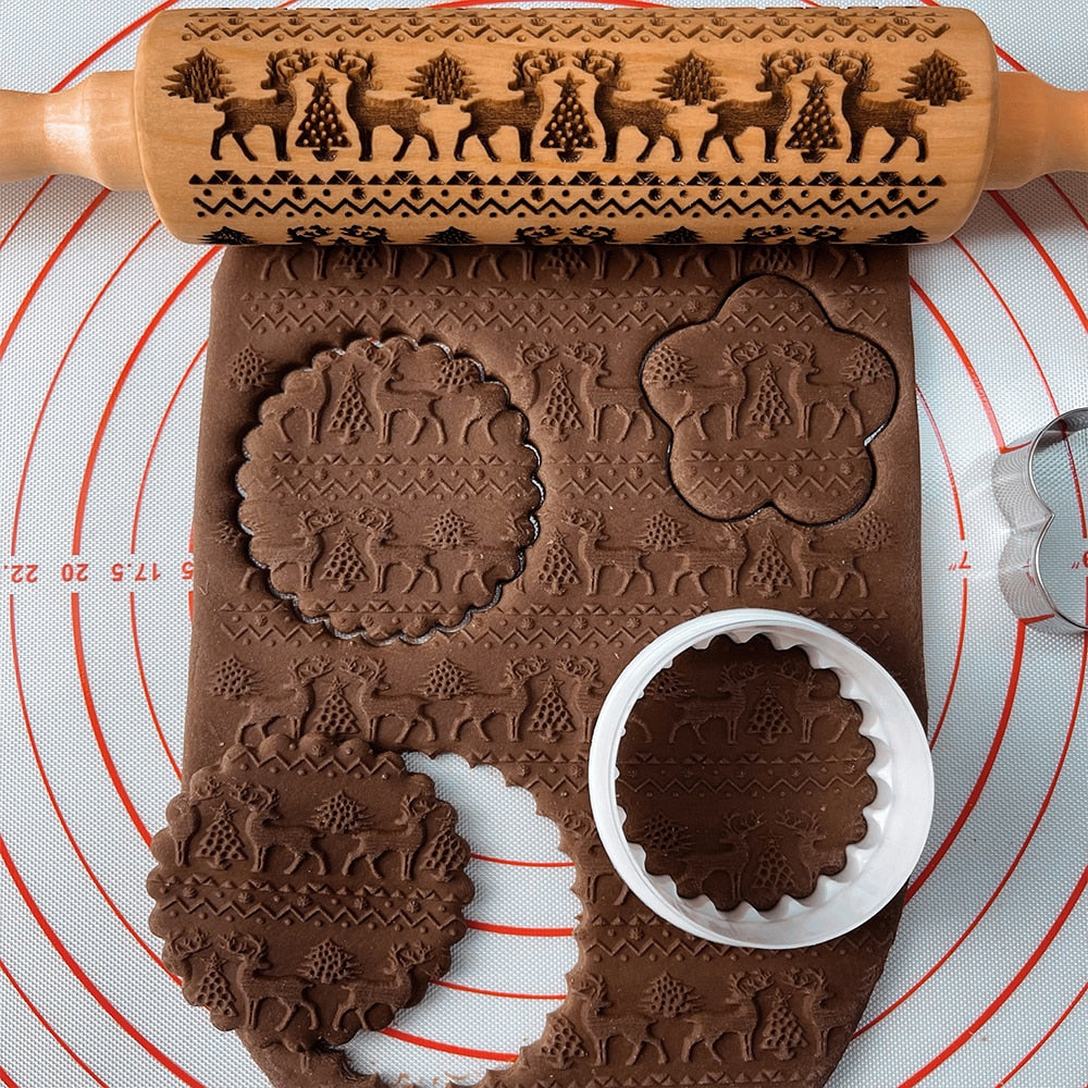 FestiveRoll - Wooden Rolling Pin With Engraved Christmas Patterns