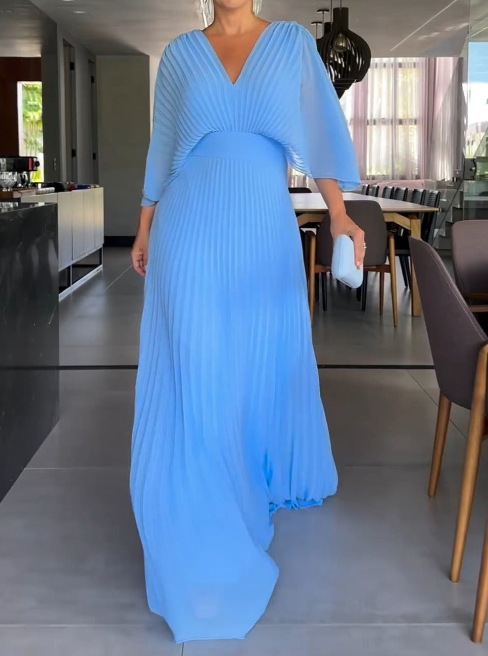 Amelia - Rochie cu decolteu adânc în V și mâneci elegante trei sferturi