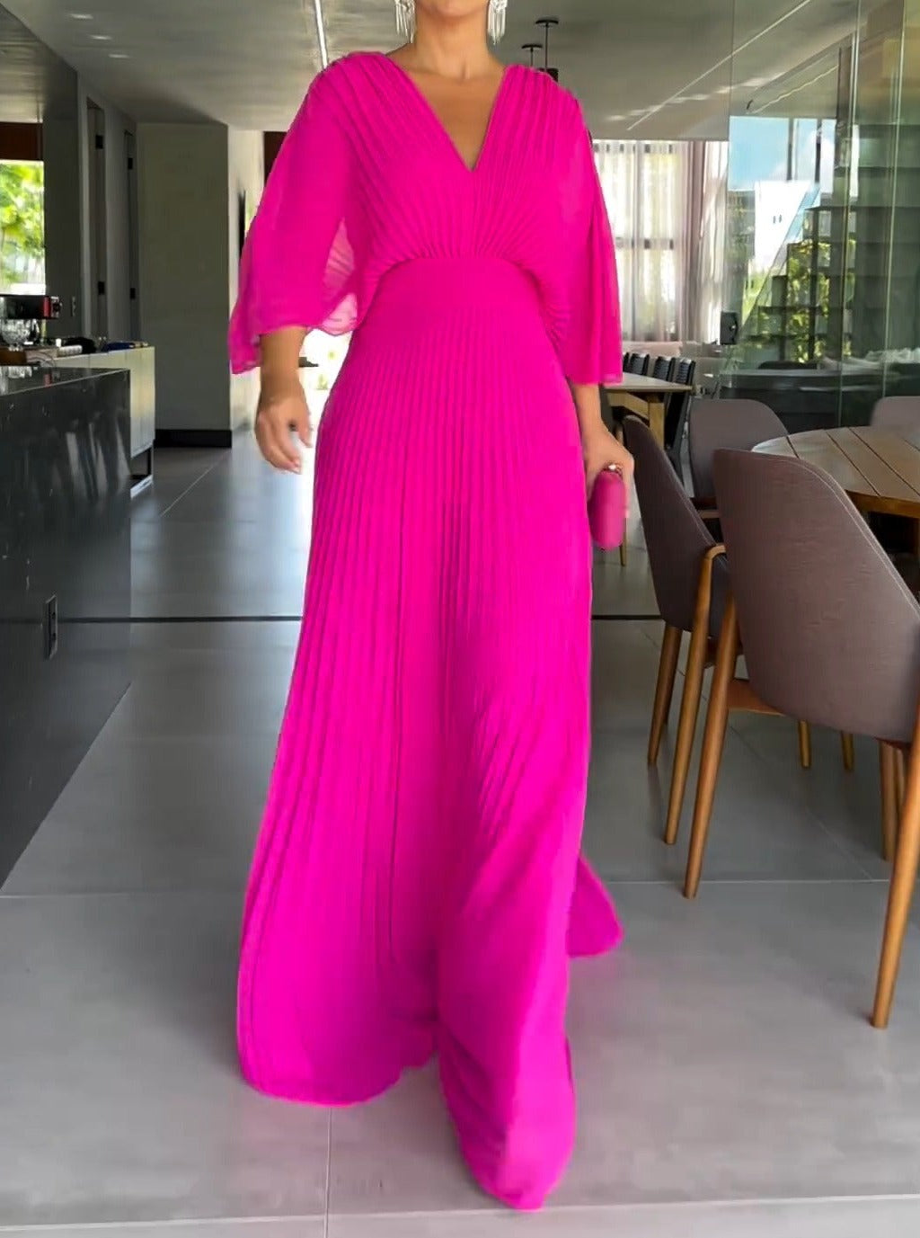 Amelia - Rochie cu decolteu adânc în V și mâneci elegante trei sferturi