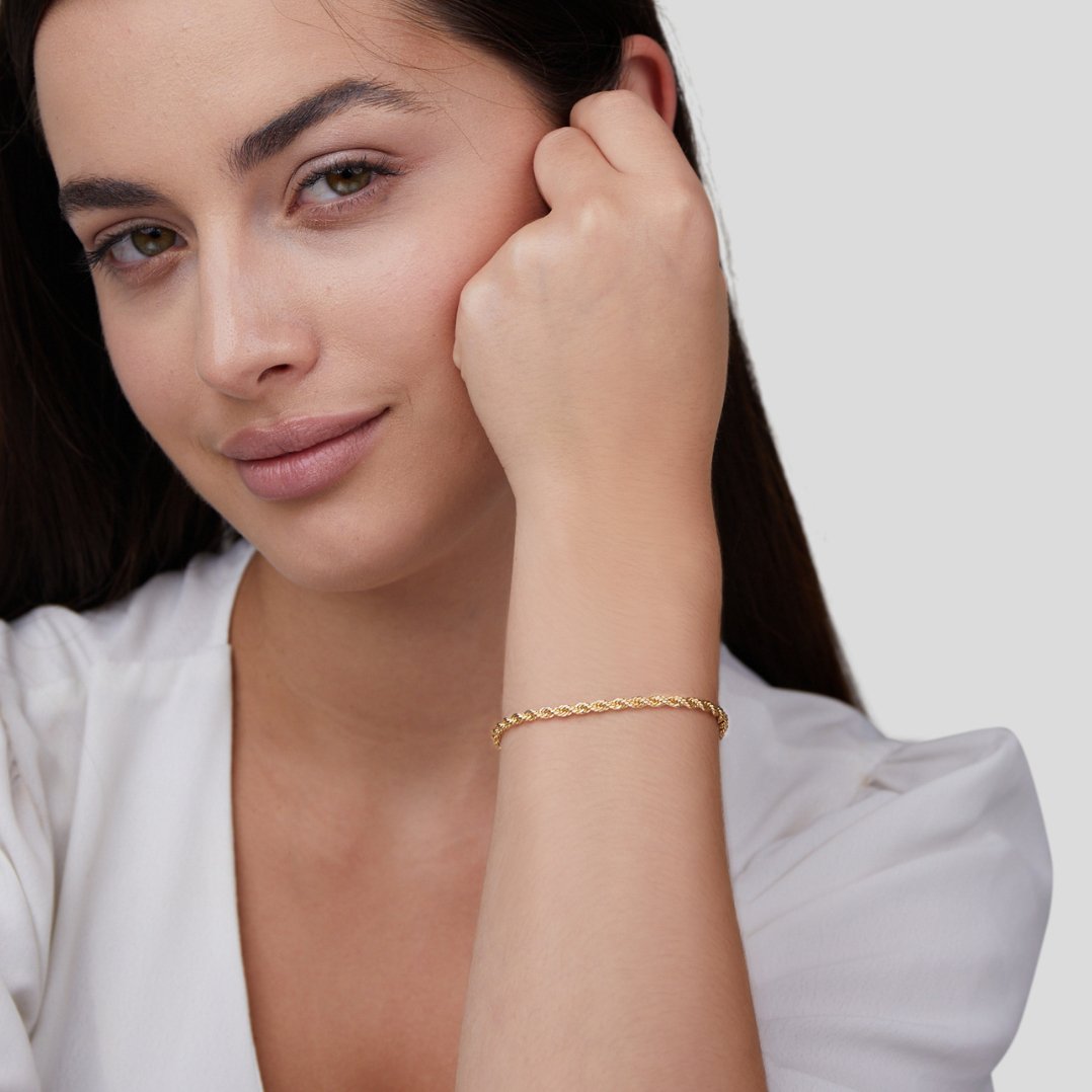 Serena – Skręcana bransoletka sznurkowa z zakrzywionym kształtem i regulowanym zapięciem
