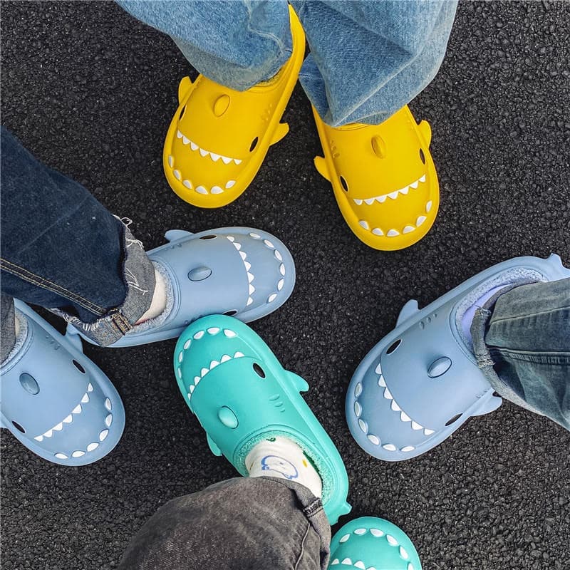 SharkHugs – Papuci slip-on cu model de rechin și talpă antiderapantă
