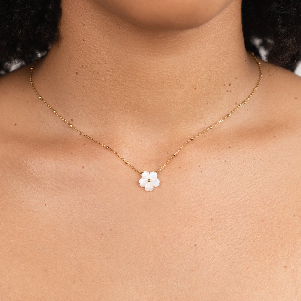 Isla – Collier pendentif floral avec breloque circulaire et chaîne délicatement superposée