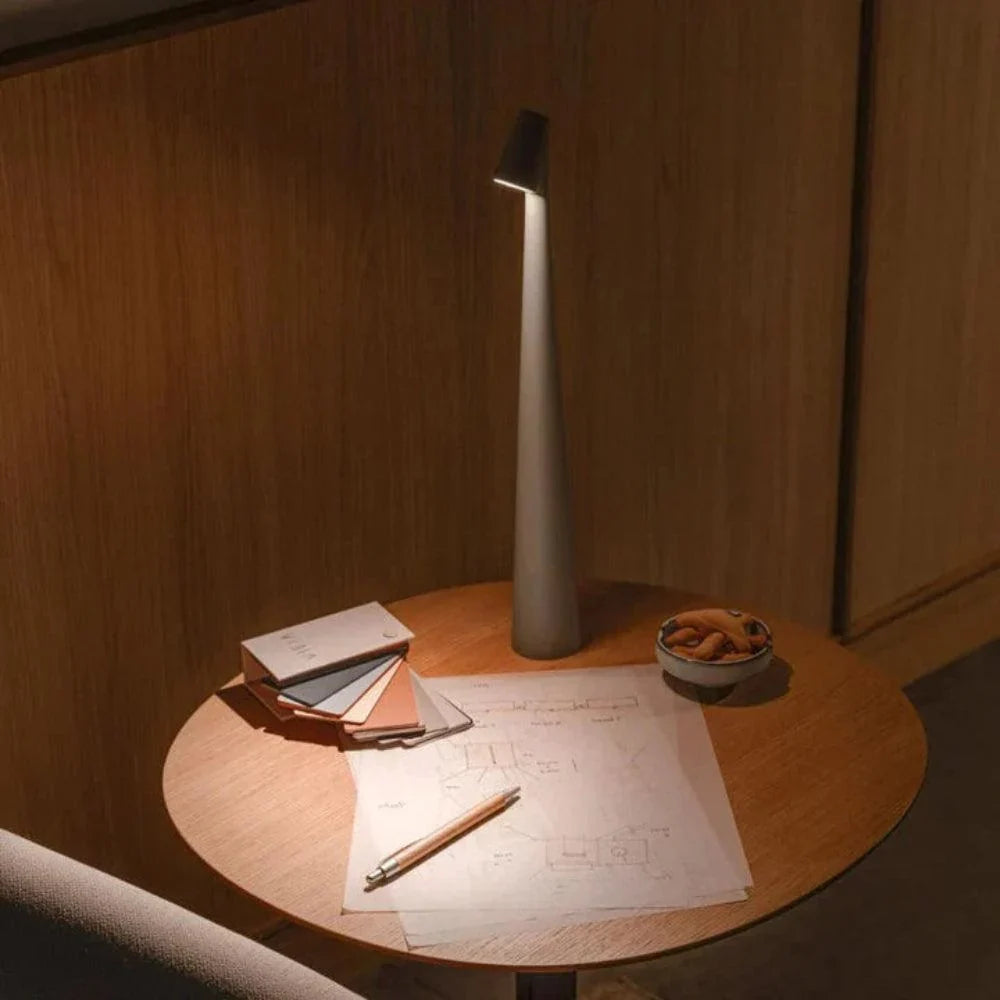 FlexiBeam - Lampada da tavolo LED minimalista con funzionalità wireless