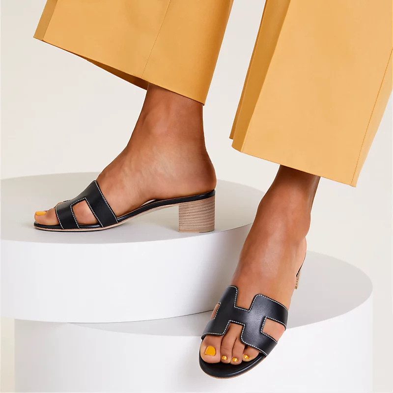 Sandali da donna con tacco quadrato e design slip-on