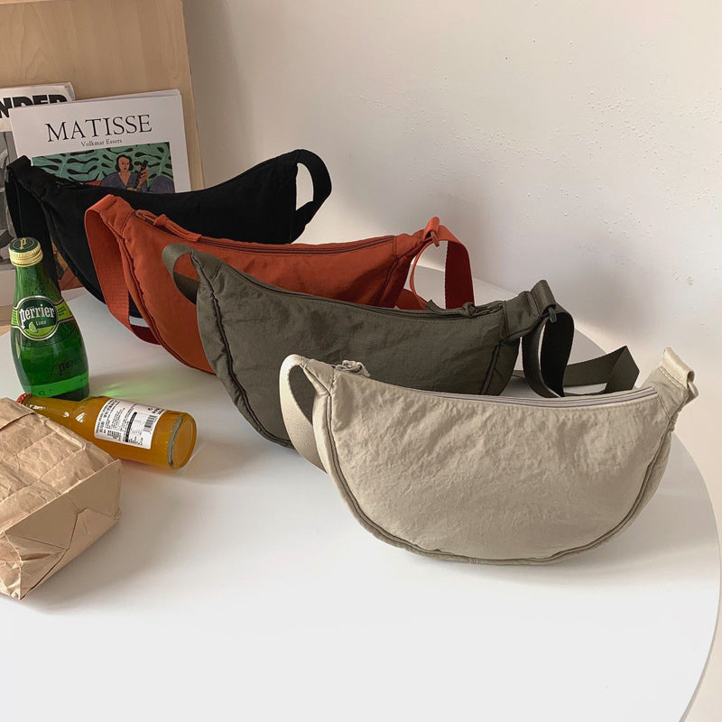 Yola - Sac en forme de demi-lune avec artisanat élégant et rangements intelligents
