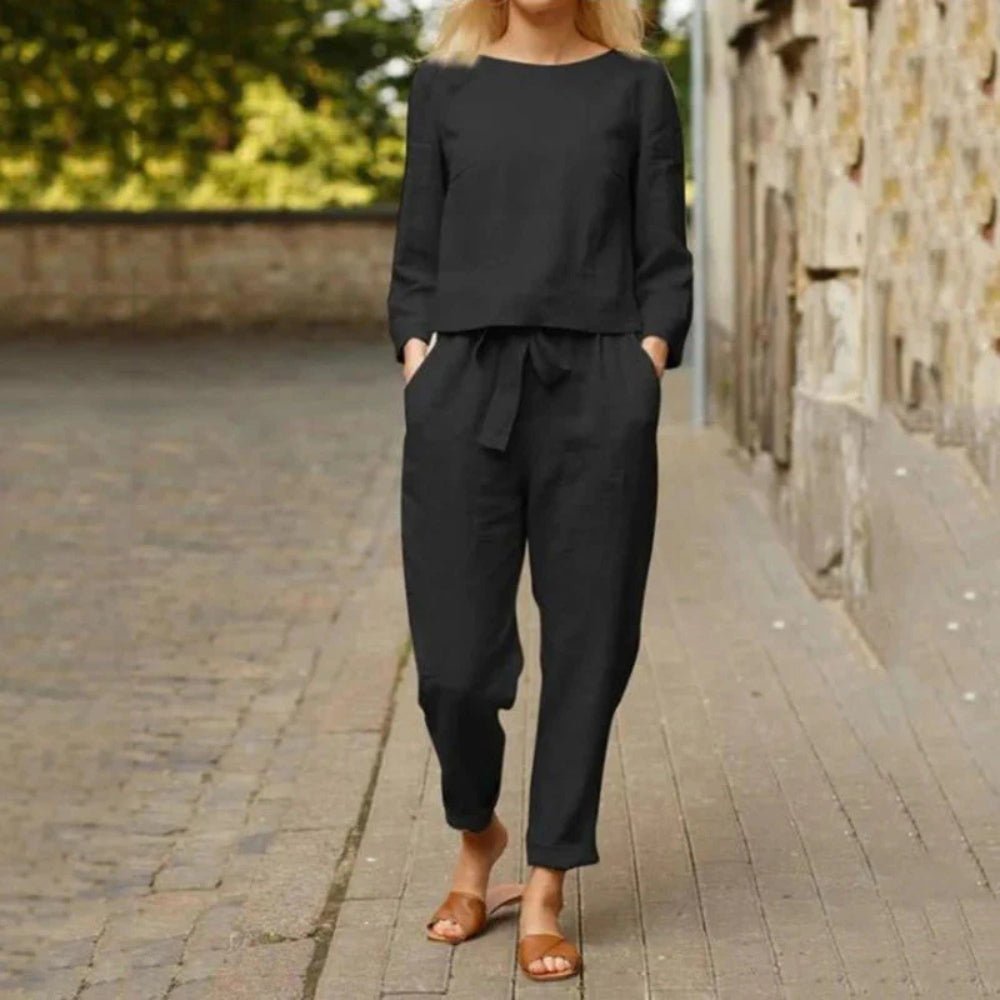 Celina – Set elegant două piese cu bluză cu gât rotund și pantaloni relaxați